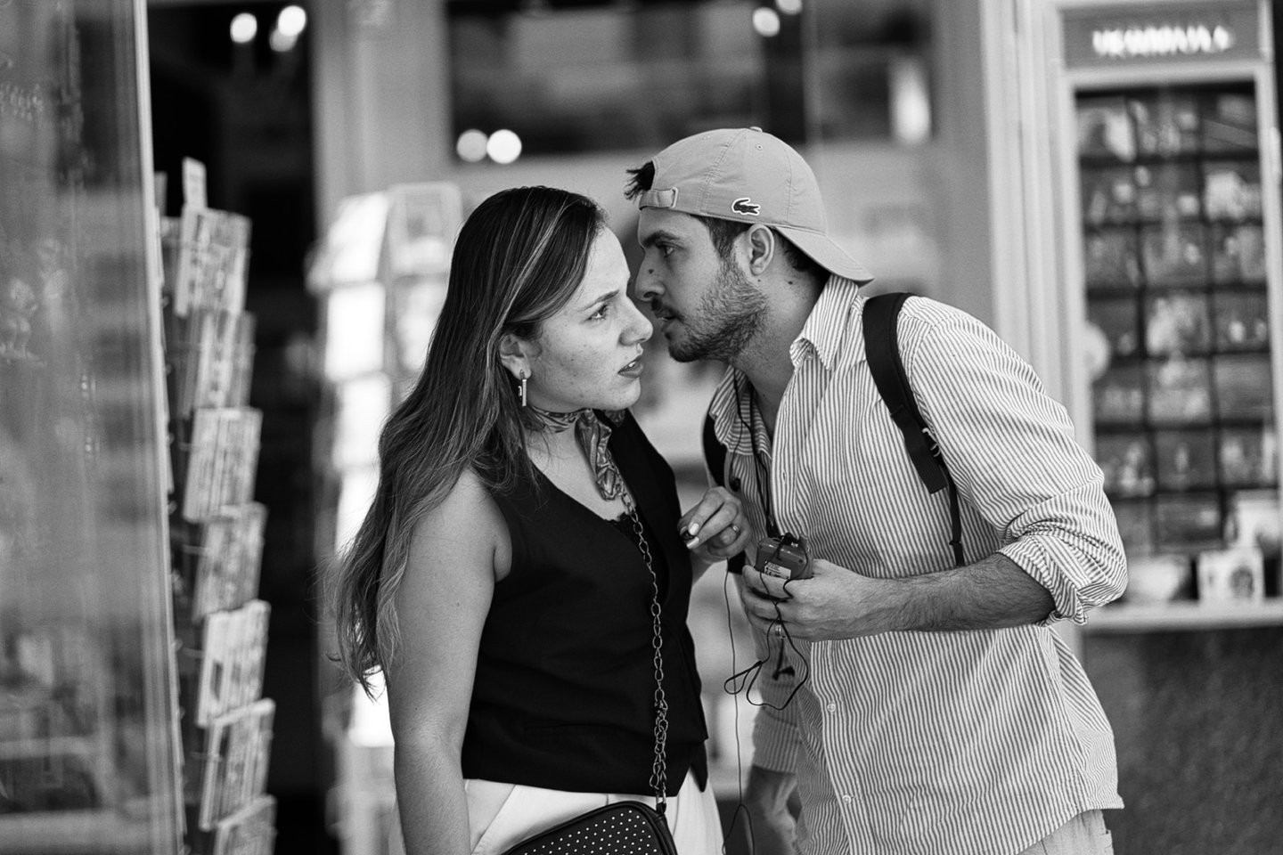 A couple chatting on the Graben in Vienna. Sony A7C; Sony FE 85mm f/1.8
