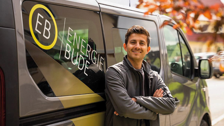 Mitarbeiter am Auto angelehnt Energiebude