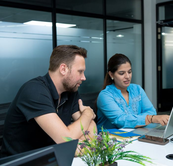 Jelke_en_Priya_at_Ludhiana-office