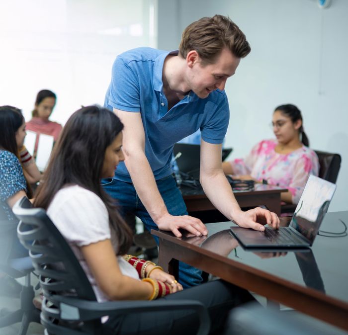 Ernst op kantoor in Ludhiana