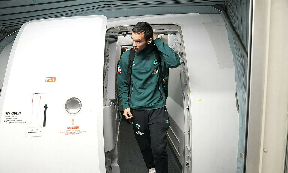 Mio Backhaus steigt aus dem Flugzeug.