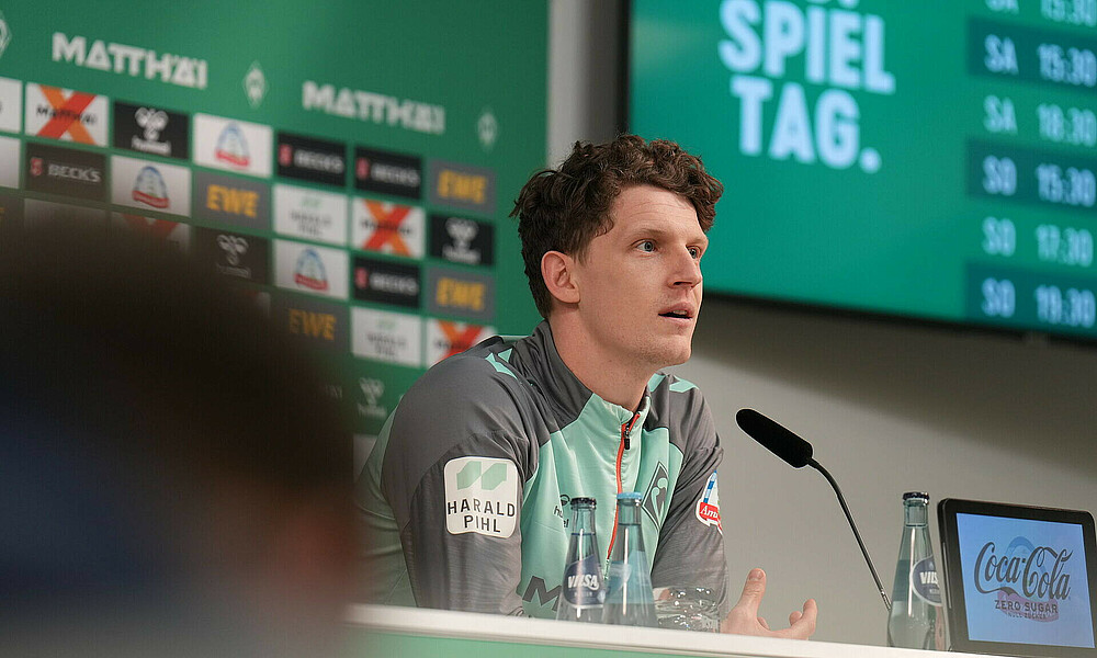 Jens Stage auf dem Podium bei der Mixed Zone im Weserstadion