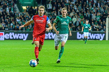 null Oliver Hüsing vor Marvin Ducksch am Ball.