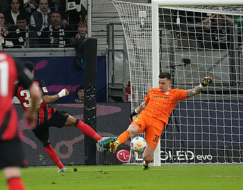 null Michael Zetterer grätscht einen Ball weg.