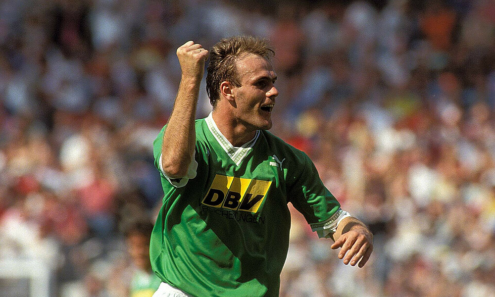 Bernd Hobsch ballt im grünen Trikot die Faust. 