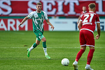 Marvin Ducksch dribbelt mit dem Ball am Fuß.