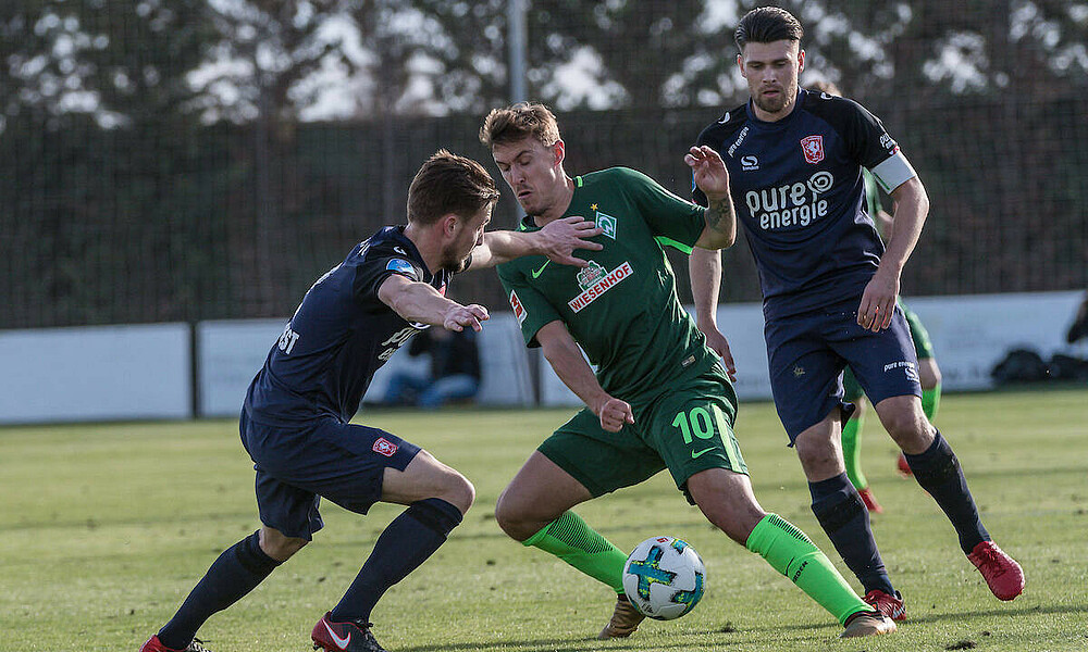 null Max Kruse im Zweikampf