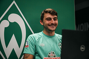 Maximilian Philipp vor einem Laptop.