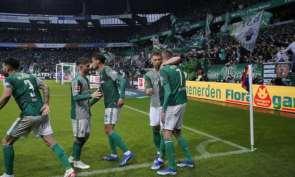 Die Mannschaft bejubelt das zweite Tor von Marvin Ducksch. 