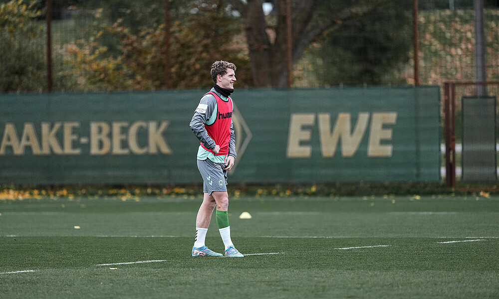 Jens Stage mit Leibchen auf dem Trainingsplatz.