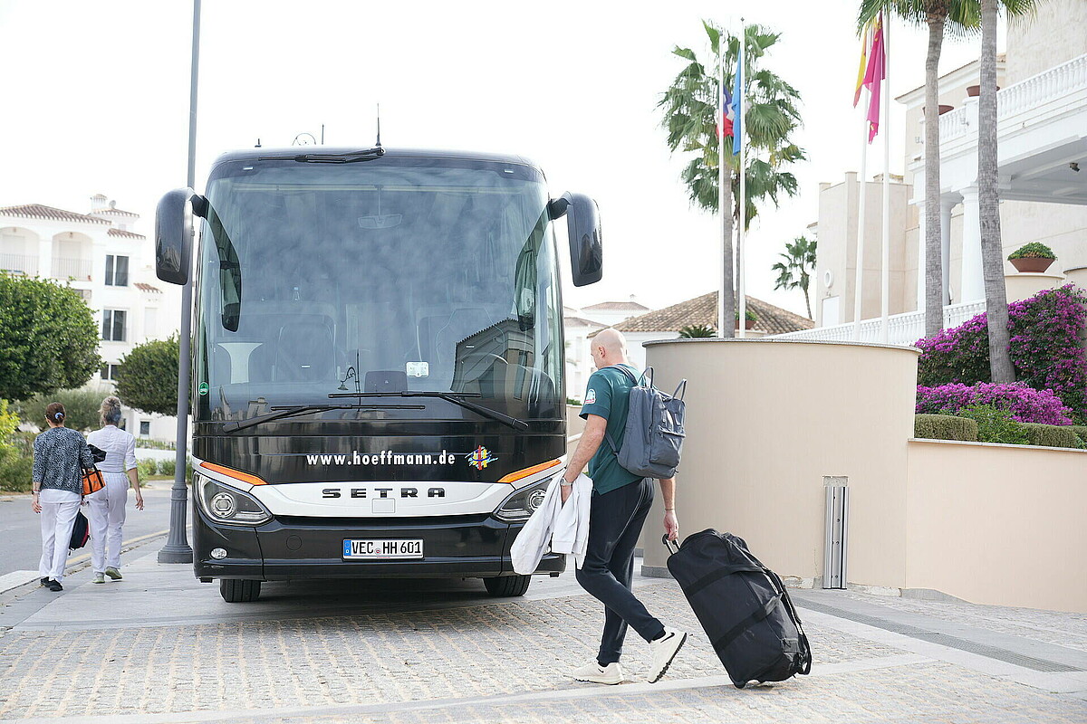 Christian Vander auf dem Weg zum Mannschaftsbus.