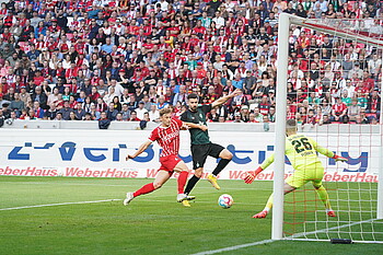 null Anthony Jung vor dem Freiburger Tor.