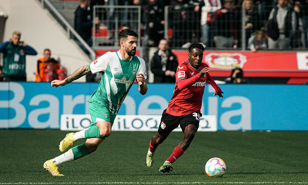 Anthony Jung im Zweikampf mit Jeremie Frimpong. 