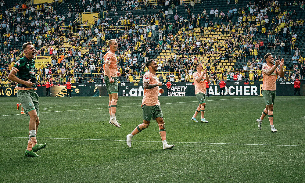 null Die Spieler klatschen und springen und jubeln.