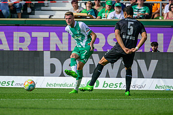 null Marvin Ducksch spielt auf dem Platz einen Pass