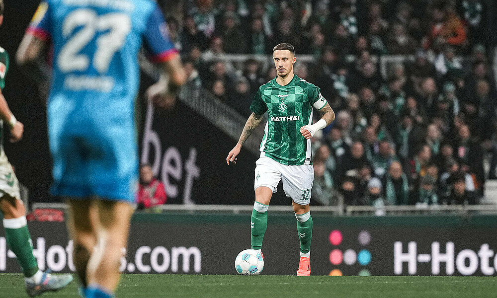 Marco Friedl mit Ball am Fuß. 