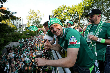 Milos Veljkovic feiert auf dem Bus nach dem Aufstieg. 