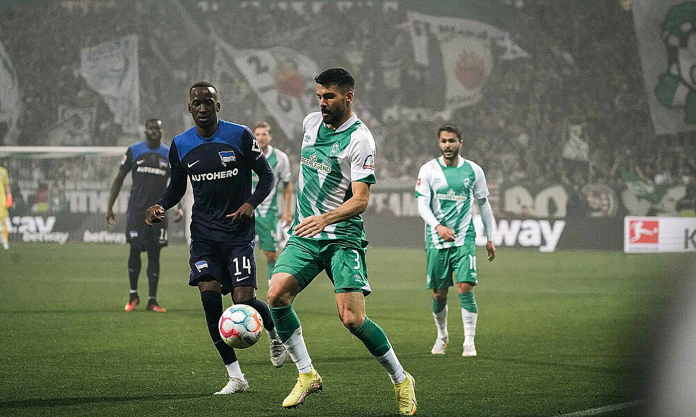 Anthony Jung schlägt im Spiel gegen Hertha BSC eine Flanke.