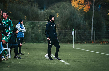 Micha Alexander an der Seitenlinie bei einem Spiel seiner Mannschaft.