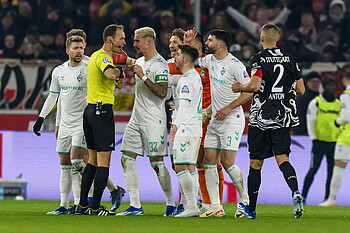 null Dankert diskutiert mit den Werder-Spielern.