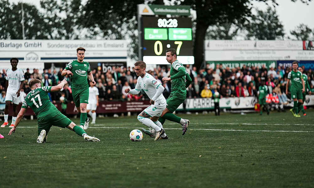 Isak Hansen-Aarøen mit dem Ball am Fuß. 