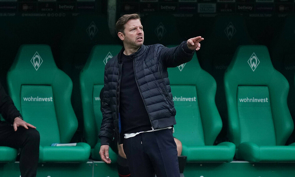 Florian Kohfeldt zeigt etwas an.