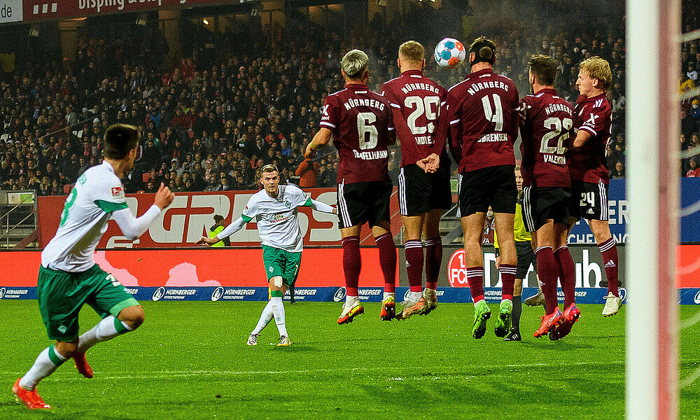 null Marvin Ducksch schießt einen Freistoß, die Nürnberger Mauer springt hoch