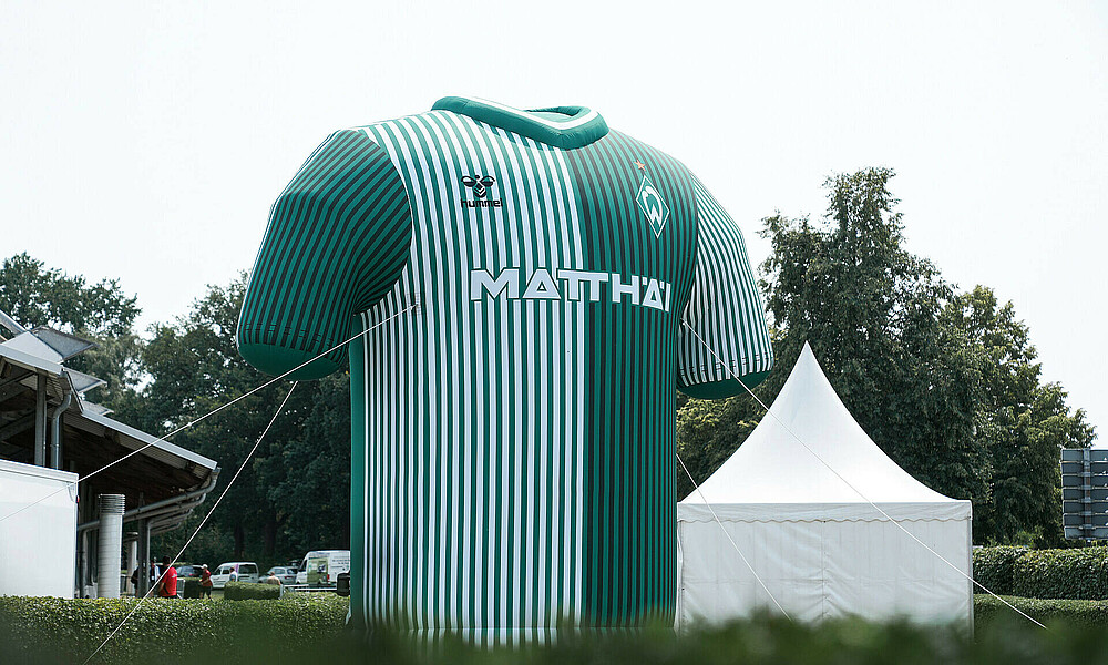 Das Werder-Trikot der Saison 2023/24 als Aufblas-Trikot.
