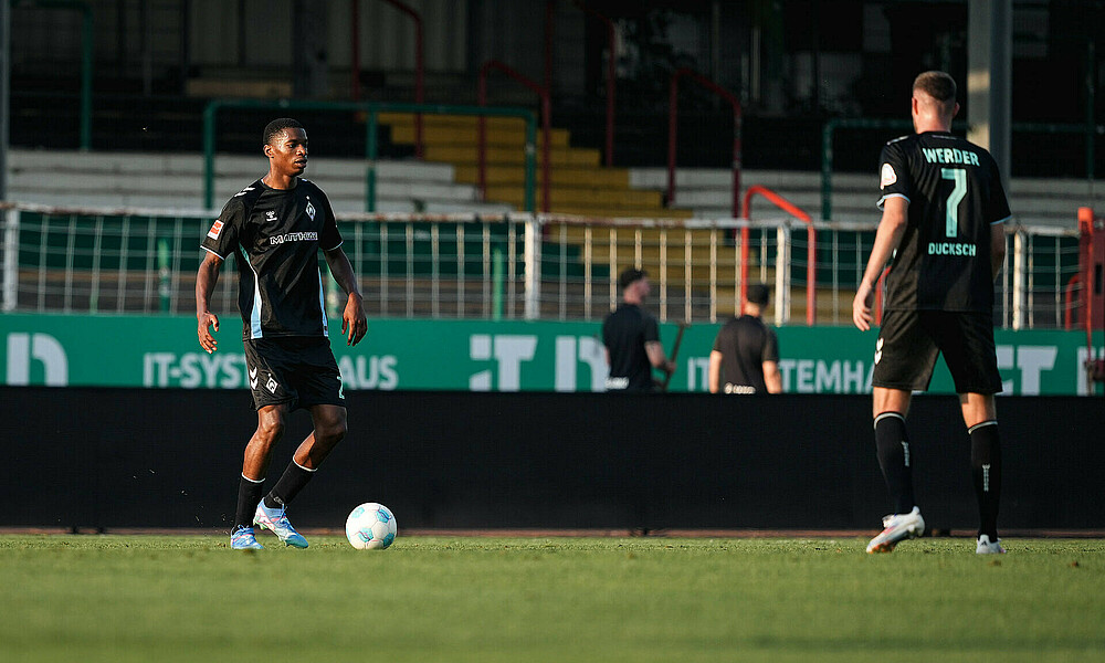 Skelly Alvero mit Ball am Fuß. 