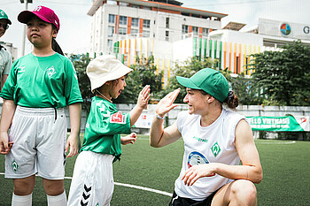 Sophie Weidauer mit den Kids. 