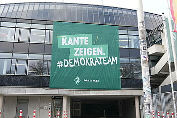 null Ein Banner am Stadion.