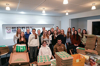 null U17-Juniorinnen auf einem Gruppenfoto beim Packen für die Mitgliederkampagne