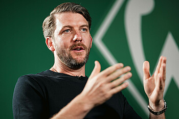 Peter Niemeyer gestikuliert im Werder.TV-Studio