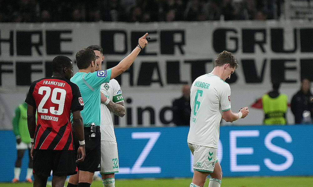 null Jens Stage geht im weißen Auswärtstrikot vom Platz.