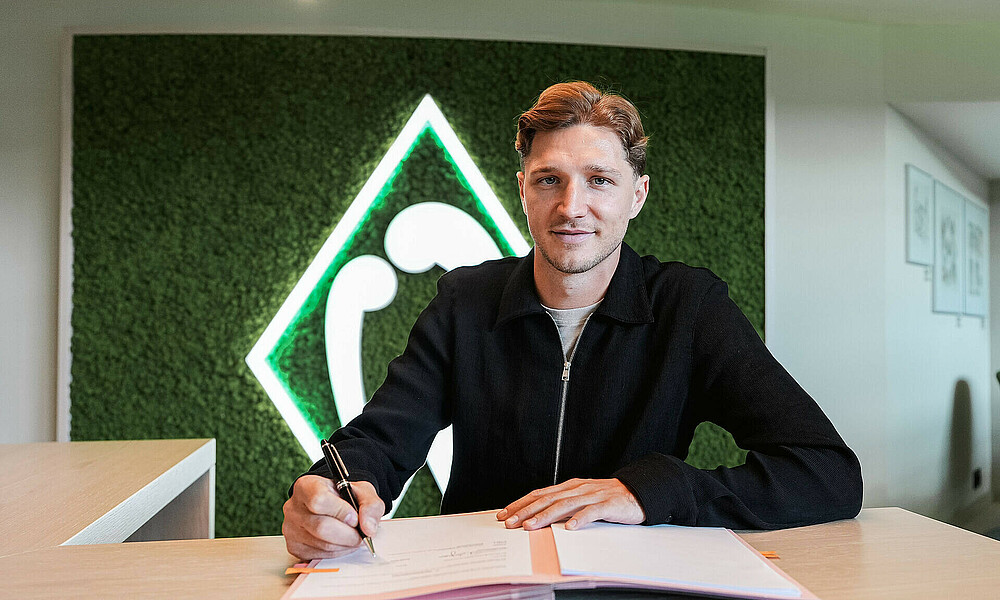 Niklas Stark bei der Vertragsunterschrift