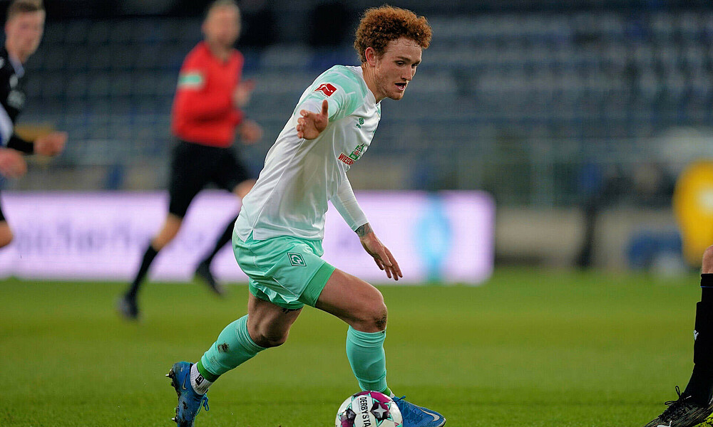 Werders Stürmer Joshua Sargent behauptet gegen Arminia Bielefeld den Ball.