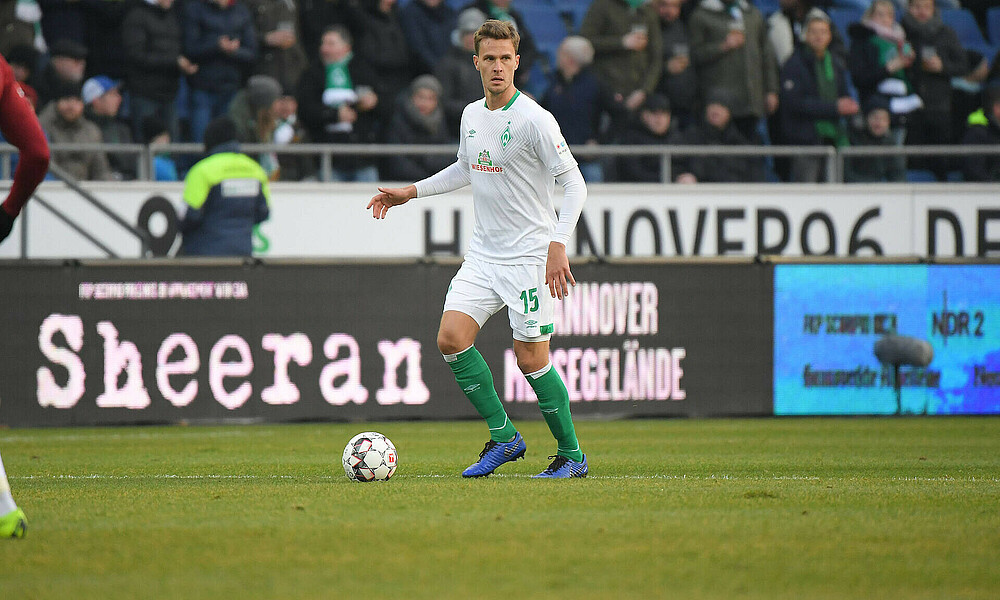 null Sebastian Langkamp mit dem Ball am Fuß.