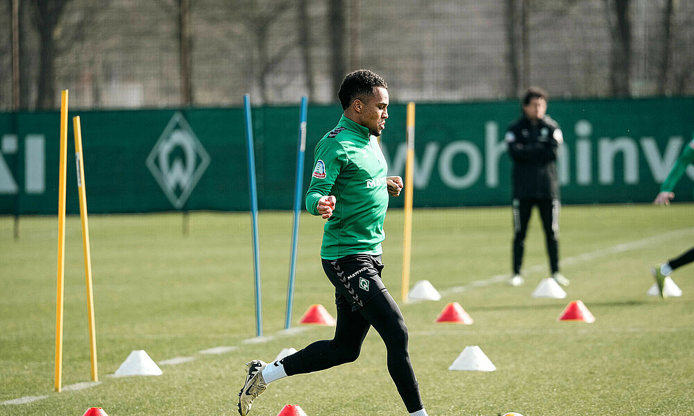 Felix Agu mit Ball am Fuß auf dem Trainingsplatz. 