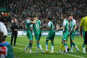 Die Werder-Spieler jubeln.
