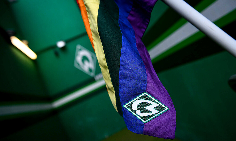 Regenbogenfahne mit Werder-Raute im Weserstadion