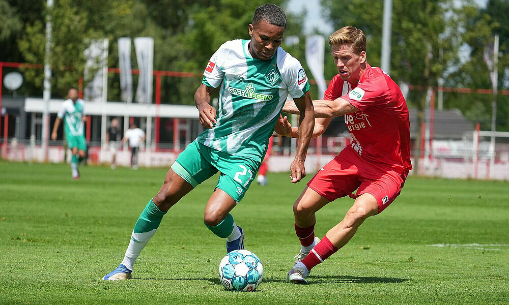 Felix Agu im Zweikampf.