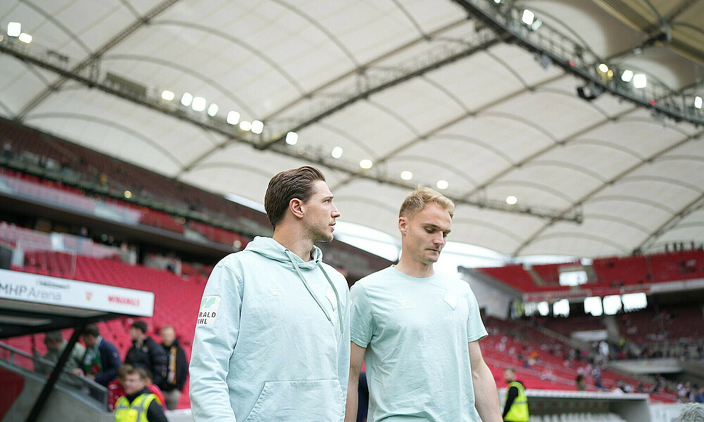 Niklas Stark und Amos Pieper betreten das Stadion in Stuttgart