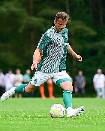 Philipp Bargfrede am Ball bei den WERDER Legenden