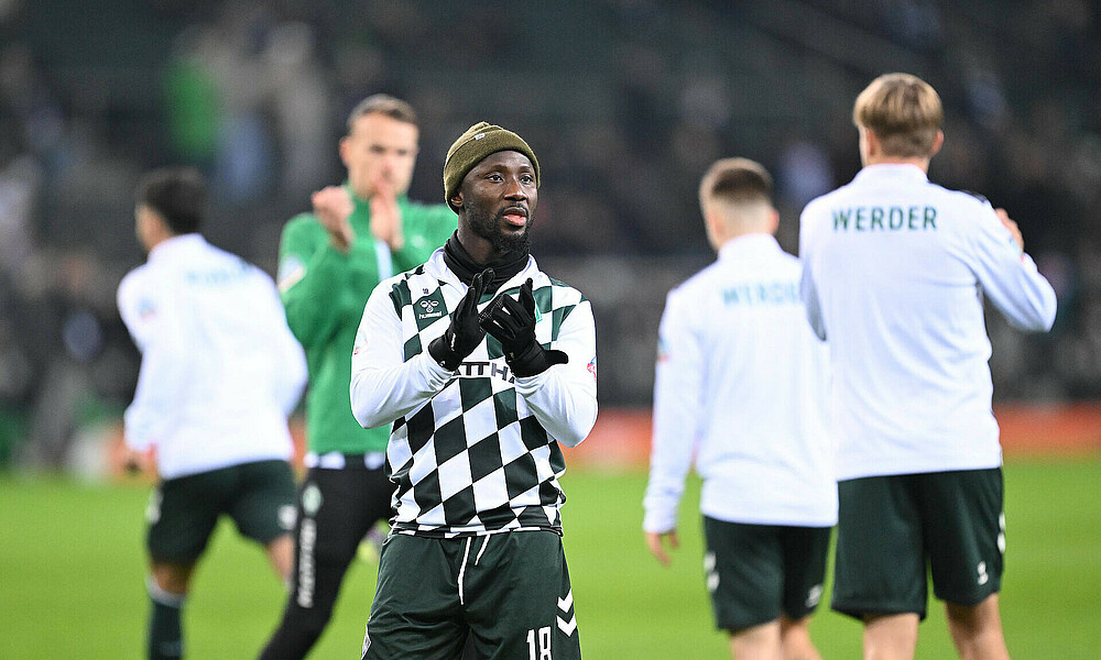 Naby Keïta klatscht beim Aufwärmen in die Hände.