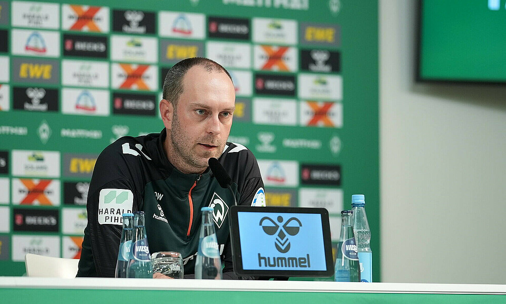 Ole Werner auf dem Podium bei der Pressekonferenz vor dem Spiel beim VfL Wolfsburg