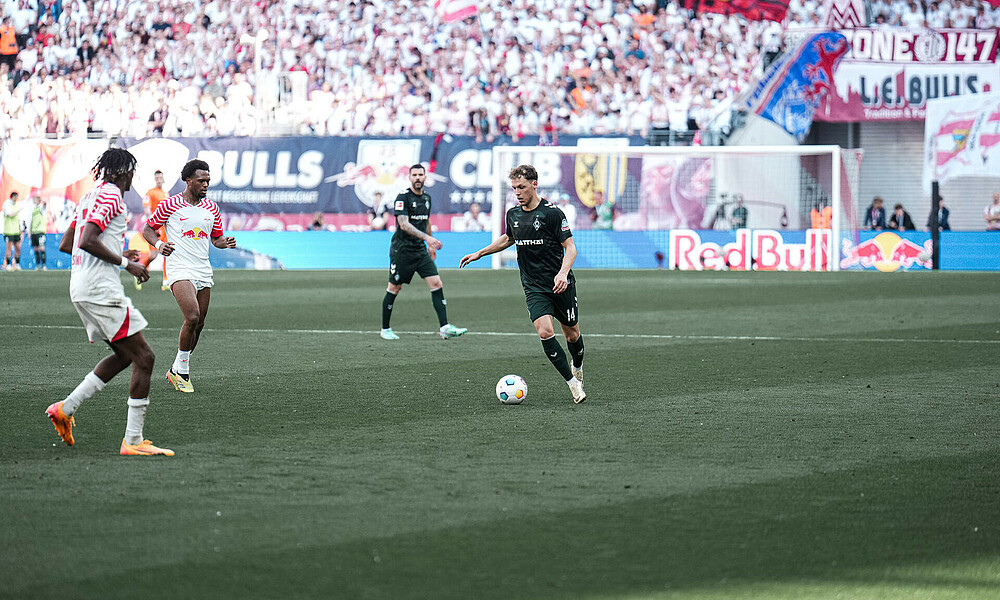 null Senne Lynen mit Ball am Fuß.
