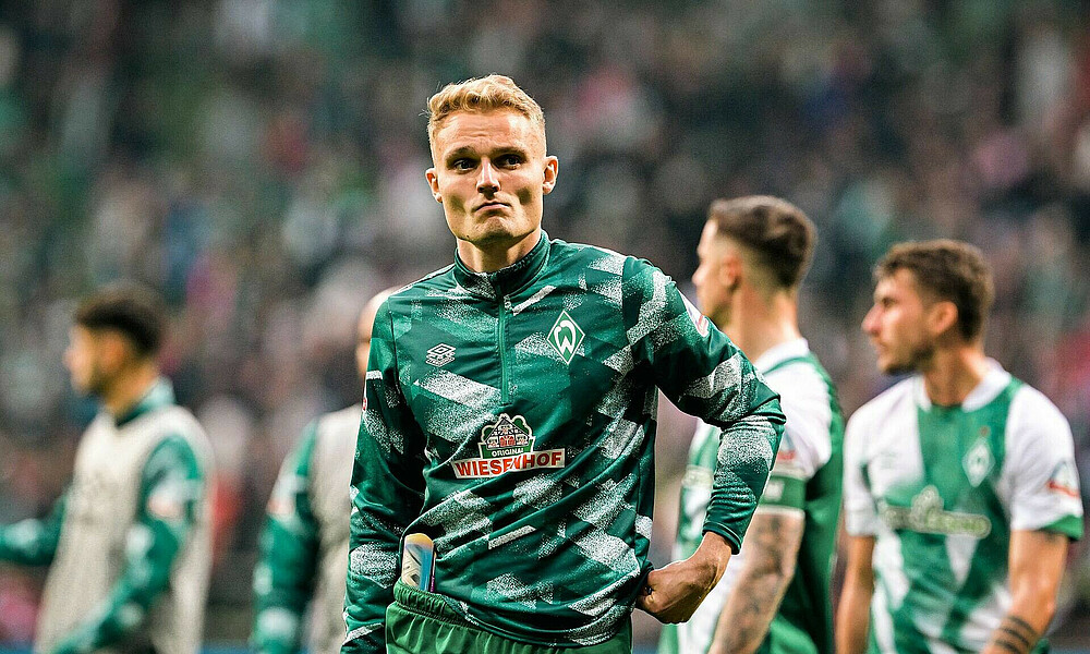 null Amos Pieper nach dem Bayern-Spiel mit nachdenklichem Gesichtsausdruck.