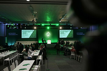 null Tische mit Mitgliedern auf den Plätzen.