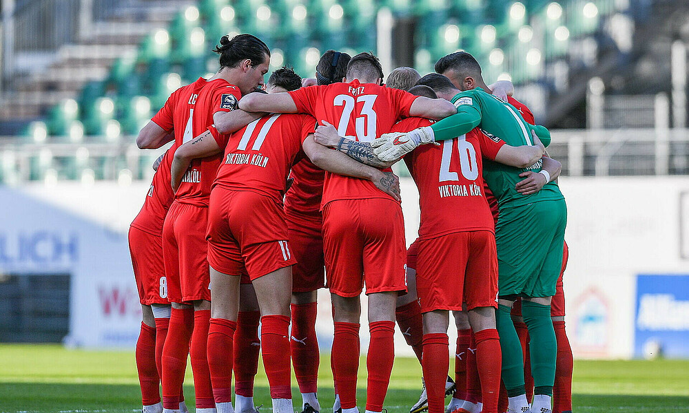 Die Mannschaft von Viktoria Köln bildet einen Kreis. 