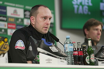 Ole Werner sitzt auf dem PK-Podium. 